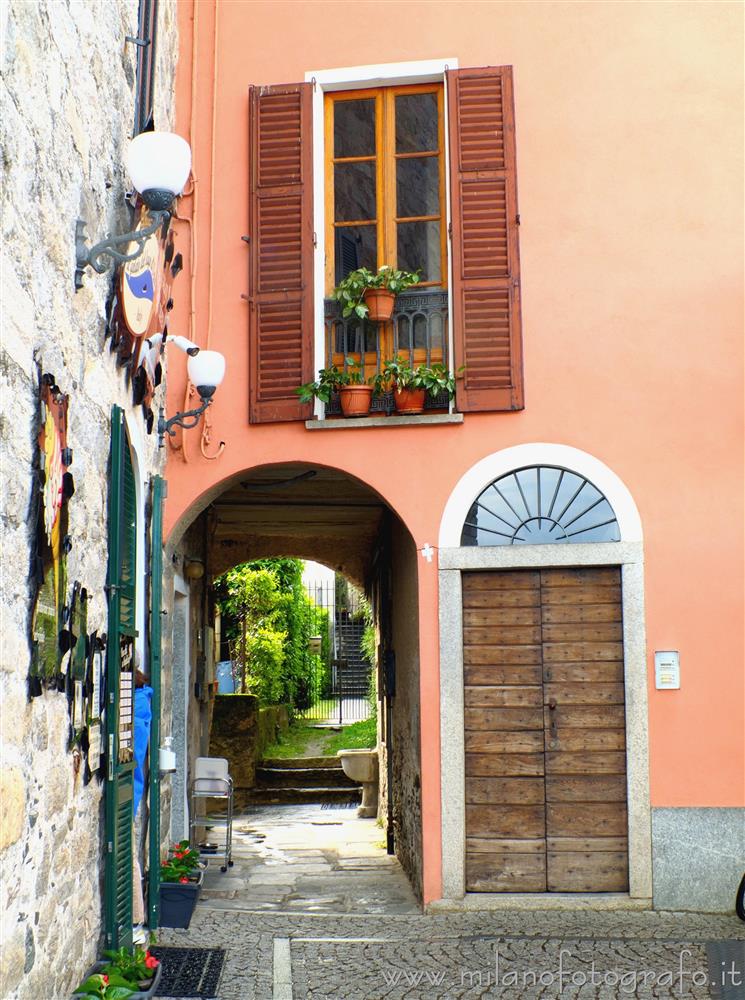 Pella (Novara, Italy) - House with vaulted passage on the lakeside